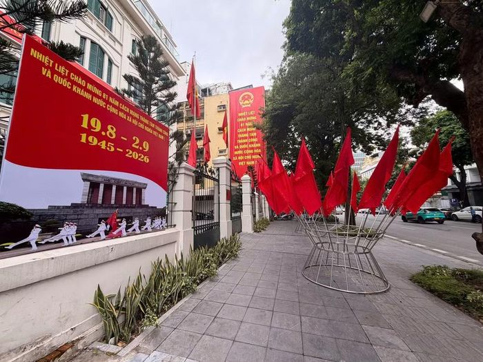 Trong không khí vui tươi chào mừng Quốc khánh 2/9, nhiều người dân, đặc biệt là các bạn trẻ đã tìm đến những tuyến phố trung tâm và địa điểm lịch sử để chụp ảnh, lưu lại khoảnh khắc ý nghĩa.