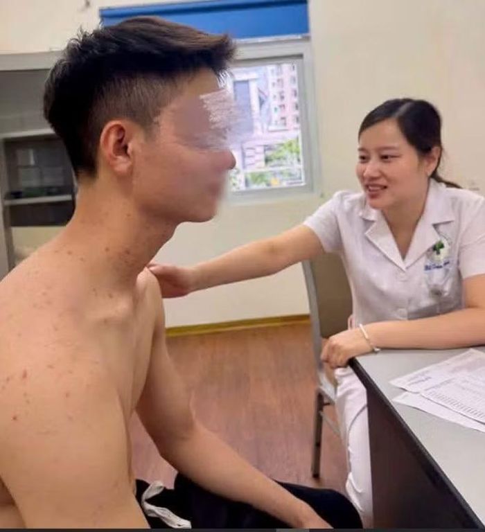Bác sĩ thăm khám cho bệnh nhân - Ảnh BVCC