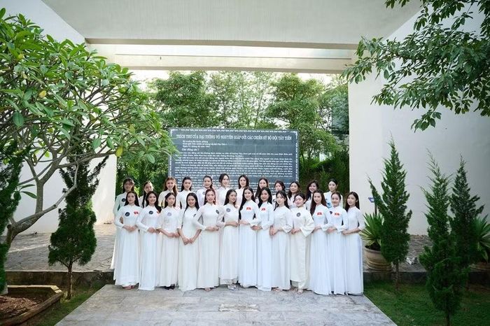 Các thí sinh cùng diện áo dài trắng khi tham gia các hoạt động. Ảnh: Tống Quốc Bằng