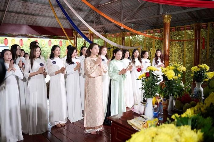 Dâng hương tại Chùa Vặt Hồng. Ảnh: Tống Quốc Bằng