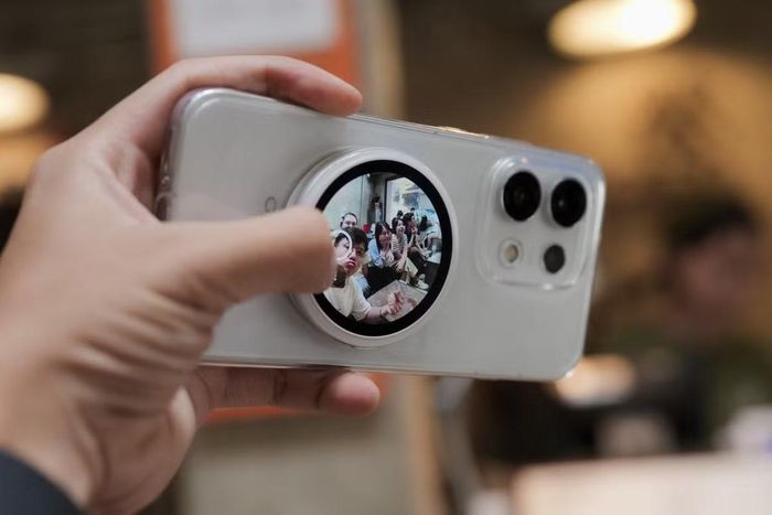 OPPO Bubble hỗ trợ người dùng tận dụng camera sau để chụp ảnh nhóm, đồng thời có thể trở thành phụ kiện cá nhân hóa.