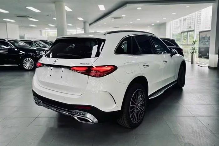 GLC 300 4Matic sử dụng động cơ xăng tăng áp 2.0L, kết hợp hộp số tự động 9 cấp và hệ dẫn động bốn bánh.