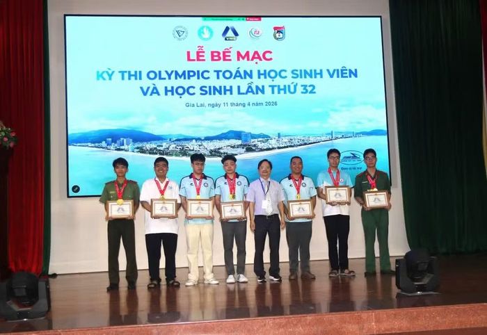 GS.TSKH Vũ Hoàng Linh, Chủ tịch Hội Toán học Việt Nam trao giải Đặc biệt cho các thí sinh tại Kỳ thi Olympic Toán sinh viên học sinh năm 2026. Kỳ thi được tổ chức bởi Hội Toán học Việt Nam, do VUSTA đồng bảo trợ.