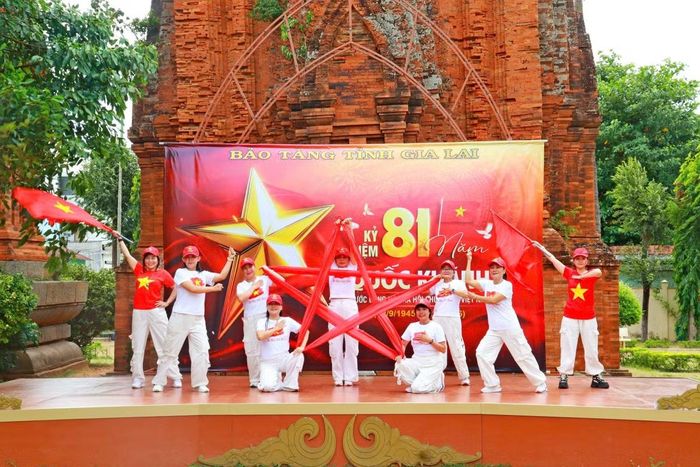 Chương trình diễn ra tại Di tích Tháp Đôi rất đặc sắc.