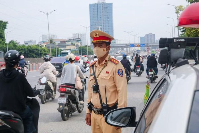 Để chủ động ứng phó với tình trạng gia tăng phương tiện trong dịp nghỉ lễ, lực lượng Cảnh sát giao thông Hà Nội đã huy động 100% quân số ứng trực, tổ chức phân luồng, điều tiết giao thông tại các khu vực trọng điểm.