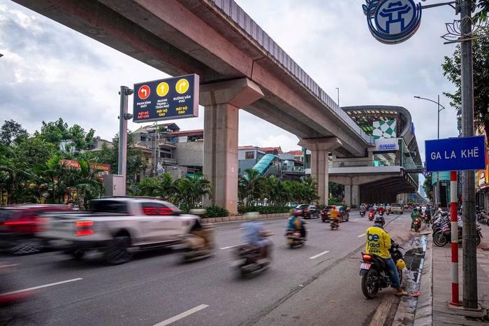 Người dân khi tham gia giao thông trong dịp lễ được khuyến cáo chủ động lựa chọn lộ trình phù hợp, tuân thủ hướng dẫn của lực lượng chức năng, chấp hành các quy định về tốc độ, làn đường và khoảng cách an toàn. Việc tuân thủ quy định không chỉ góp phần bảo đảm an toàn cho mỗi cá nhân mà còn giúp hạn chế những tình huống ùn tắc phát sinh trong thời gian cao điểm.