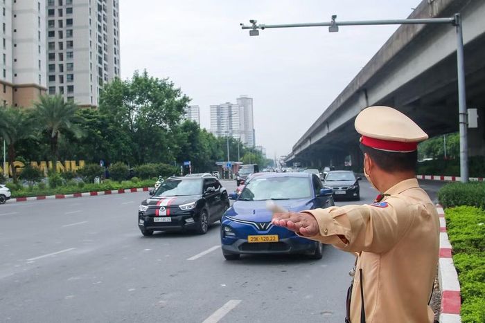 Theo ghi nhận, trong ngày đầu kỳ nghỉ lễ, lưu lượng phương tiện tại một số khu vực cửa ngõ, tuyến đường hướng ra các tỉnh, thành phố và những địa điểm tập trung đông người có thời điểm tăng cao. Tuy nhiên, tình hình giao thông nhìn chung được kiểm soát, các phương tiện vẫn có thể di chuyển ổn định.