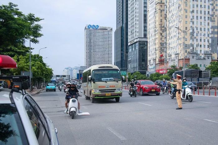 Bên cạnh việc tổ chức giao thông trực tiếp trên đường, các giải pháp công nghệ tiếp tục được sử dụng để hỗ trợ công tác quản lý, điều hành. Hệ thống camera AI và Trung tâm Chỉ huy giao thông giúp lực lượng chức năng theo dõi tình hình phương tiện tại nhiều khu vực, qua đó phục vụ công tác giám sát, cảnh báo và điều tiết giao thông.