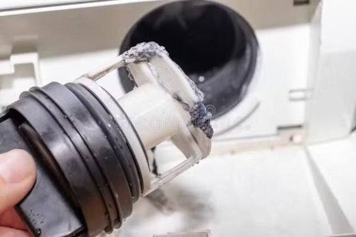 Bộ lọc bơm thoát nước thường nằm phía sau một nắp nhỏ ở phần dưới mặt trước máy giặt.
