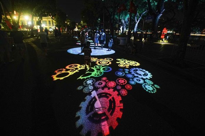 Điểm nhấn khác của dự án là việc sử dụng hệ thống đèn Gobo Mapping tại các khu vực vui chơi, giải trí trên tuyến phố đi bộ quanh Hồ Hoàn Kiếm. Với hệ thống này, những hình ảnh được xây dựng từ các chủ đề gần gũi như thiên nhiên và khoa học, tạo điểm nhấn trực quan trên không gian đường phố.