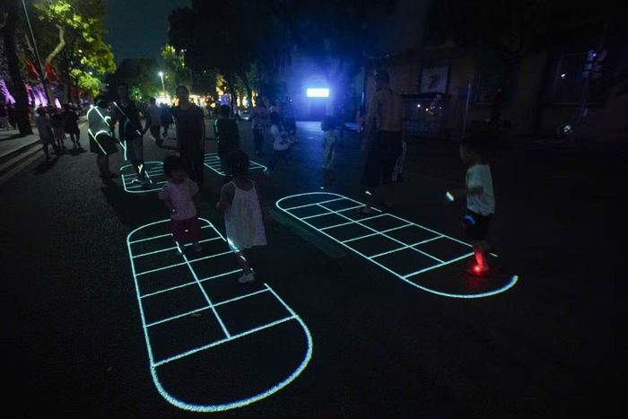 Từ một điểm sáng, ánh sáng dần lan tỏa, kết nối toàn bộ không gian, tạo nên diện mạo mới cho Hồ Hoàn Kiếm trong đêm nhưng vẫn giữ trọn vẻ đẹp vốn có.