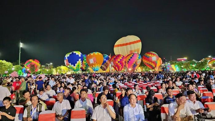Đại biểu tham dự khai mạc ngày hội.