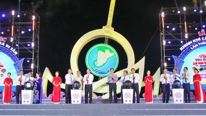 Lãnh đạo tỉnh Cà Mau nhấn nút khai mạc ngày hội.