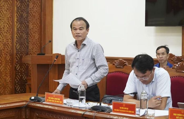 Ông Nguyễn Ngọc Thái, Giám đốc Sở GD&ĐT Quảng Ngãi báo cáo tại buổi làm việc. Ảnh: Cổng TTĐT tỉnh Quảng Ngãi