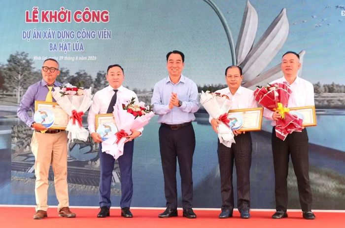 Ông Lữ Quang Ngời, Chủ tịch UBND tỉnh Cà Mau (áo xanh) tặng hoa cho các đơn vị tài trợ.