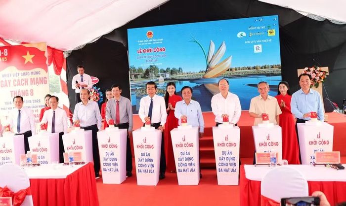 Đại biểu nhấn nút khởi công dự án.