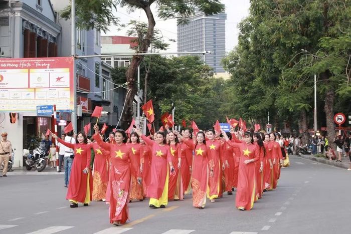 Nghệ sĩ cùng những tà áo dài truyền thống nối dài trên các tuyến phố khiến phố đêm Hải Phòng thêm nhộn nhịp, đa sắc.
