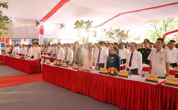 Lãnh đạo tỉnh Quảng Trị và các đơn vị, sở ngành tham dự kỷ niệm.