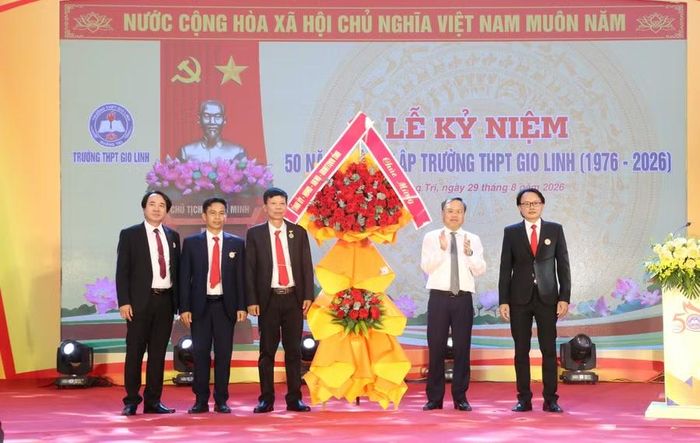 Ông Lê Đức Tiến tặng hoa của Tỉnh uỷ, HĐND, UBND, UBMTTQVN tỉnh cho nhà trường.