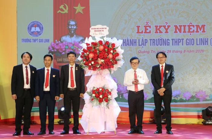 Ông Phan Hữu Huyện tặng hoa của Sở GD&ĐT chúc mừng nhà trường.