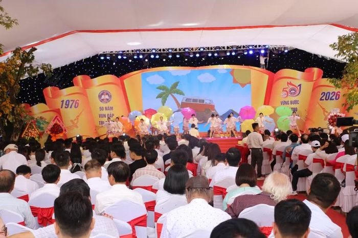 Các chương trình nghệ thuật kỷ niệm 50 năm.