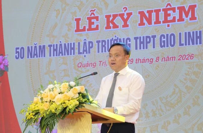 Ông Lê Đức Tiến, Phó Chủ tịch UBND tỉnh biểu dương thành tích nhà trường đạt được qua 50 năm.