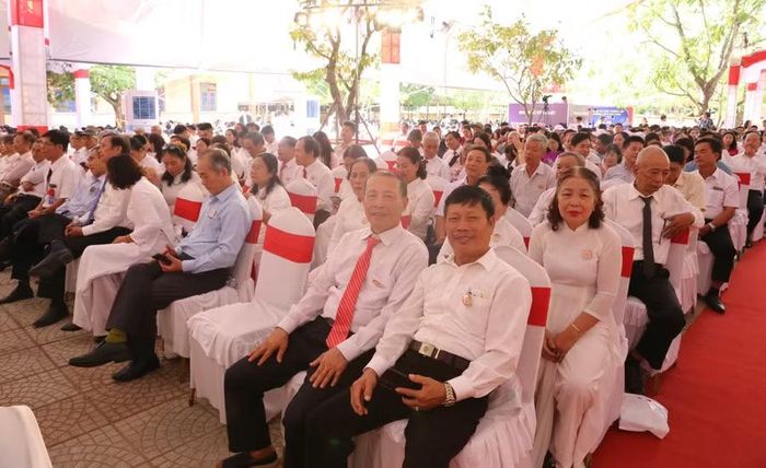 Các thế hệ cán bộ, nhà giáo dự kỷ niệm.