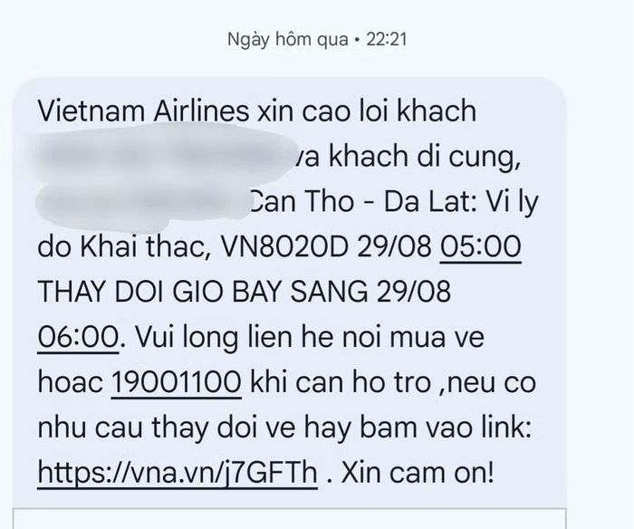 Tin nhắn xin lỗi và thông báo thời gian bay của Vietnam Airlines gửi đến hành khách.
