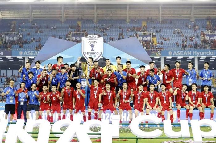 Ngoài ra, các thành viên đội tuyển được hưởng chế độ thưởng theo quy định đối với thành tích vô địch Đông Nam Á, với khoảng 1 tỷ đồng dành cho 25 cầu thủ và 200 triệu đồng cho Ban huấn luyện. Ảnh: VFF.