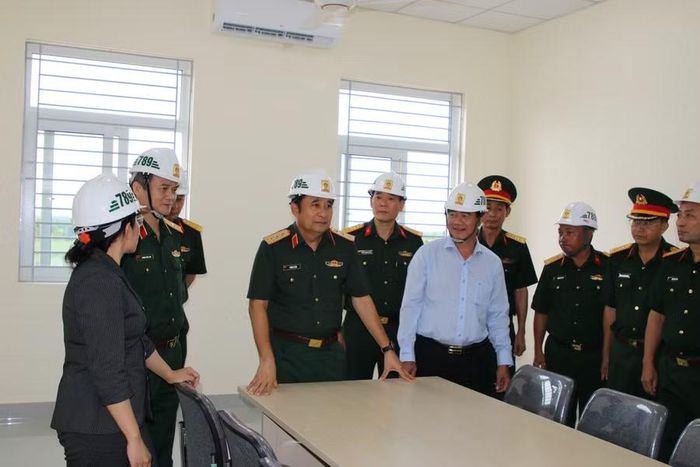 Đoàn công tác kiểm tra cơ sở vật chất nhà trường.