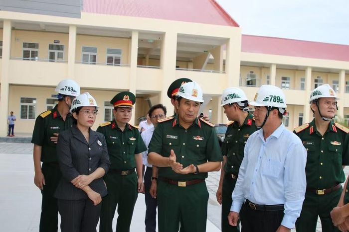 Thượng tướng Phùng Sĩ Tấn (ở giữa), Phó Tổng Tham mưu trưởng Quân đội nhân dân Việt Nam. (Ảnh: Thế Hùng)