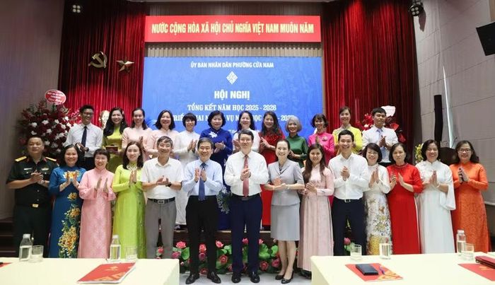 Lãnh đạo phường Cửa Nam và các đại biểu chụp ảnh lưu niệm.