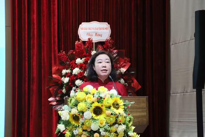 Bà Đinh Ngọc Anh trao đổi nhiều giải pháp có giá trị thực tiễn.