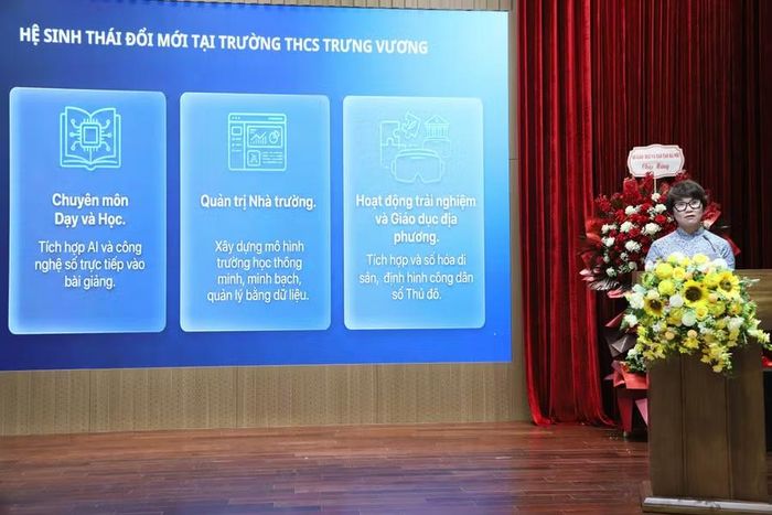 Bà Nguyễn Cẩm Thanh trao đổi về hệ sinh thái đổi mới tại Trường THCS Trưng Vương.