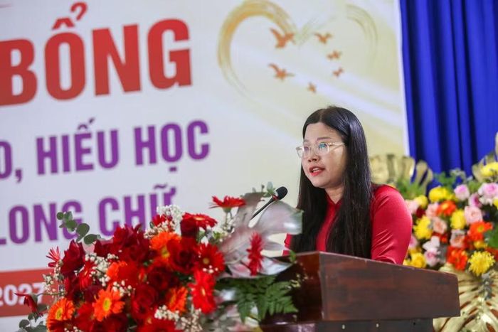 Bí thư Đảng ủy, Chủ tịch HĐND xã Long Chữ Nguyễn Thị Thúy Nga báo cáo tại buổi làm việc. (Ảnh: BTN)