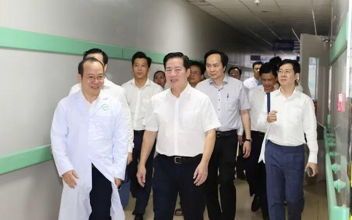 PGS.TS.BS Trần Vĩnh Hưng – Giám đốc Bệnh viện Bình Dân dẫn đầu cùng 8 chuyên gia đầu ngành đến làm việc tại Bà Rịa.