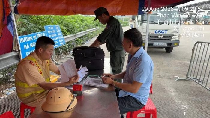 CSGT lập biên bản trường hợp lái xe vi phạm.
