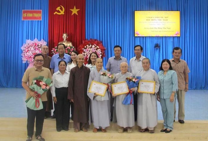 Đại diện chính quyền các địa phương Vĩnh Trạch, Phú Hòa và Định Mỹ trao hoa cảm ơn các nhà tài trợ.