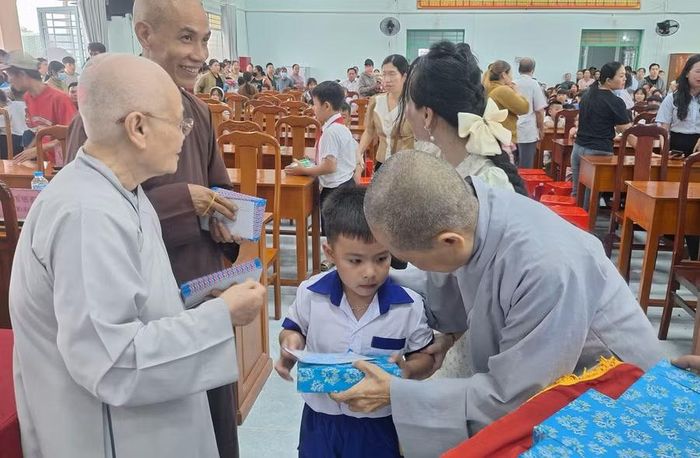 Trao thẻ BHYT và quà cho học sinh vượt khó.
