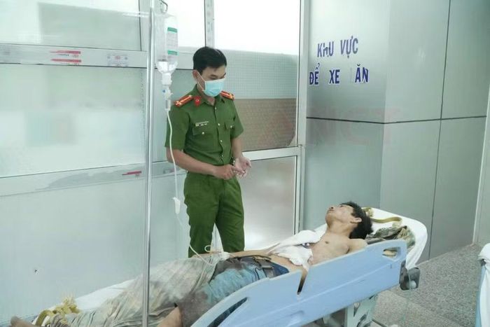 Nghi can được lực lượng chức năng đưa đi cấp cứu tại Bệnh viện Đa khoa Sóc Trăng.