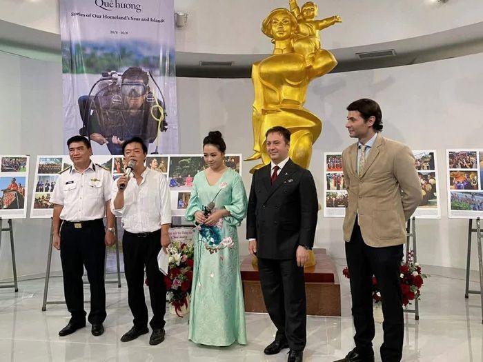 Các khách mời chia sẻ tại sự kiện. (Ảnh: Mai Liên)