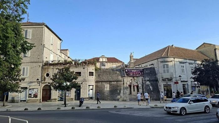 Trogir là đô thị cổ hơn 2.300 năm tuổi bên bờ Adriatic, nổi bật với khu phố cổ được UNESCO công nhận là Di sản Thế giới và là một trong những quần thể kiến trúc lịch sử được bảo tồn tốt nhất châu Âu. (Ảnh: Nguyễn Hoàng Linh)
