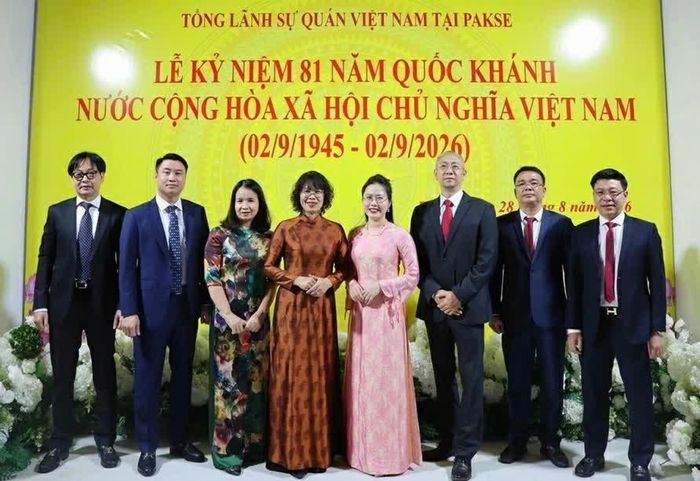 Cán bộ nhân viên của Tổng Lãnh sự quán Việt Nam tại Pakse (Lào). (Nguồn: TLSQ Việt Nam tại Pakse)