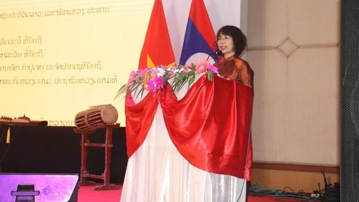 Tổng Lãnh sự Tạ Phương Dung phát biểu tại Lễ kỷ niệm. (Nguồn: TLSQ Việt Nam tại Pakse)