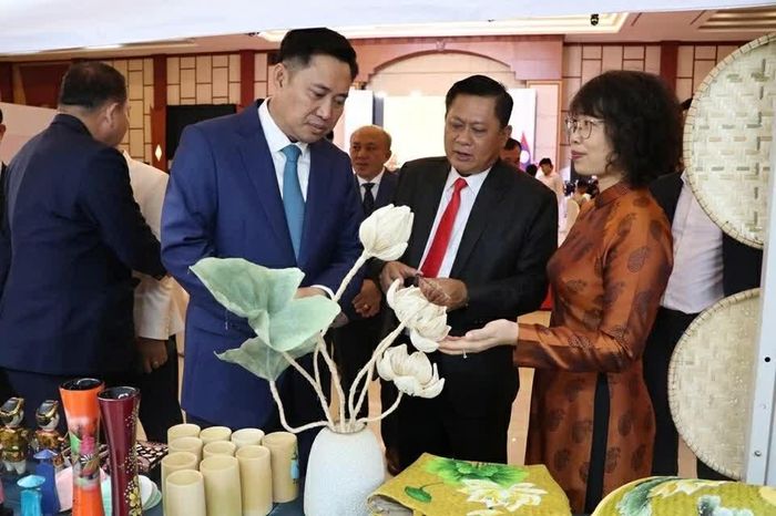 Đồng chí Alounxay Sounnalath, Bí thư Tỉnh ủy Champasak tìm hiểu về các sản phẩm thủ công mỹ nghệ của Việt Nam. (Nguồn: TLSQ Việt Nam tại Pakse)