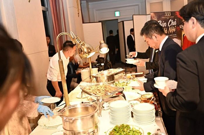 Quầy ẩm thực Việt Nam thu hút đông đảo khách mời thưởng thức. (Nguồn: Tổng Lãnh sự quán Việt Nam tại Osaka)