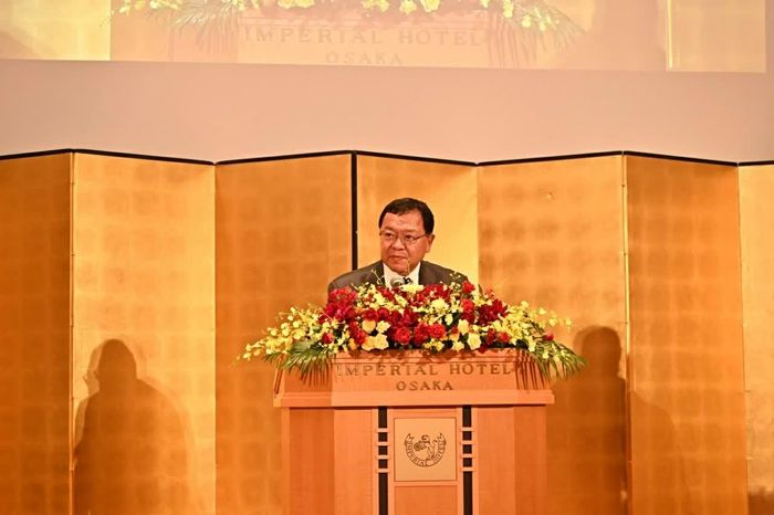 Phó Thống đốc Osaka Morioka Takekazu đọc thư chúc mừng của Thống đốc Osaka Yoshimura Hirofumi. (Nguồn: Tổng Lãnh sự quán Việt Nam tại Osaka)