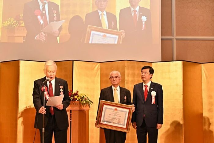 Ông Takashima Akihito đại diện phát biểu sau khi được trao tặng Huân chương hữu nghị. (Nguồn: Tổng Lãnh sự quán Việt Nam tại Osaka)