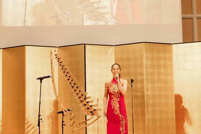 Nghệ sỹ Nhật Bản Oguri Kumiko giới thiệu đàn T’rưng. (Nguồn: Tổng Lãnh sự quán Việt Nam tại Osaka)