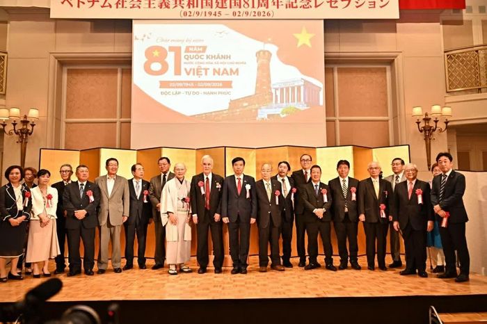  Tổng Lãnh sự Nguyễn Trường Sơn và cùng lãnh đạo các địa phương Kansai tham dự buổi lễ. (Nguồn: Tổng Lãnh sự quán Việt Nam tại Osaka) 